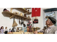 Burdur'da 90 yaşındaki Ahmet dede eski köy hayatını ahşaba işliyor