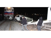 Yük treni hemzemin geçitte otomobile çarptı: 4 yaralı
