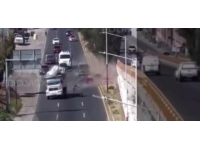 Kaza yapan kamyonun kasasındaki işçiler yola savruldu: 3 yaralı