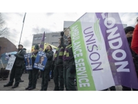 İngiltere’de grev dalgasına öğretmenler ve itfaiyeciler de katılıyor