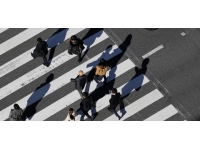 Zambiya'da karşıdan karşıya geçerken telefon kullananlara para cezası