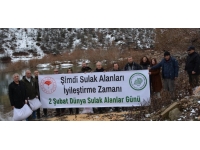 Su kuşları için Uzunçayır Baraj Gölü kıyısına yem bırakıldı