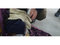 Bolu'da yaşlı kadın ördüğü atkı ve patikleri depremzedelere gönderdi