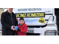 Bayburt'ta 8 yaşındaki Ömer biriktirdiği parayı depremzedelere bağışladı