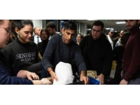 İngiltere Başbakanı depremzedeler için öğrencilerle yardım malzemesi paketledi