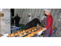 Rize'de liseliler depremzedeler için günlük 10 bin ekmek üretiyor