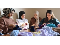 Ağrılı kadınlar depremzedeler için atkı, bere ve patik örüyor