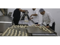 Tekirdağ'da öğrenciler depremzedeler için okullarında günde 5 bin ekmek üretiyor