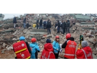 UMKE ekipleri enkazda bulunan yaralılara hayat oluyor