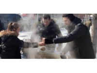 Bitlis polisinden depremzedelere şefkat eli