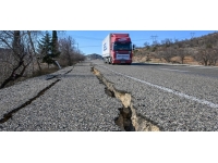 Deprem bölgesindeki yollar onarılıyor