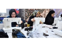 Sivas'ta kadınlar depremzedelere giysi dikiyor