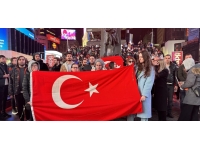 New York Times Meydanı'nda Türkiye'deki depremlerde hayatını kaybedenler anıldı