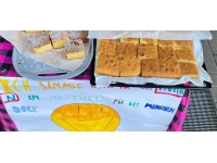 İsviçre'de ilkokul öğrencisi Türk kuzenler depremzedelere yardım için kek satıyor