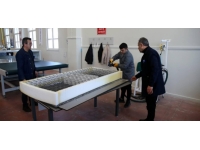 Liseliler depremzedeler için yatak üretiyor