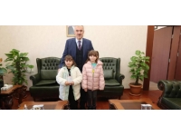 Eskişehir'de 2 öğrenci harçlıklarını depremzedeler için bağışladı