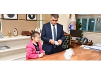 Karabük'te ilkokul öğrencisi biriktirdiği parayı depremzedelere bağışladı