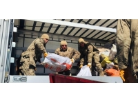 Sinop'tan deprem bölgesine giden Mehmetçik afetzedelerin yaralarını sarıyor