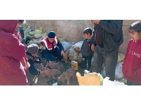 Bingöl'de jandarma ekiplerinden depremzedelere yardım