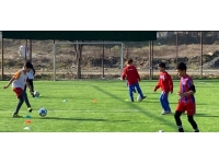 Denizli’de futbol okulu depremzede miniklere kapılarını açtı