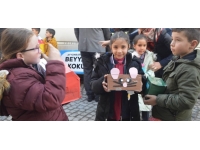 Afyonkarahisarlı çocuklar kumbaralarını depremzedelere bağışladı