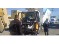 Bandırma'da tıra arkadan çarpan kamyonet sürücüsü yaralandı