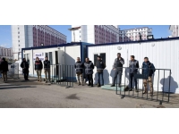 Sivas'ta polisler, depremzedelerin gönüllerine dokunuyor