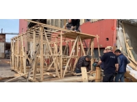 Polis memurları deprem bölgesi için ahşap ev yapıyor