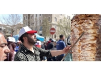 Sivaslı esnaftan Adıyaman'daki depremzedelere bir ton tavuk döner