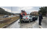Burdur'da elektrik direğine çarpan otomobildeki 5 kişi yaralandı