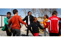 Ailesinden 9 kişiyi kaybeden kadın konteyner kentte gönüllü çalışmayı sürdürüyor