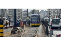 Fatih'te tramvay raydan çıkıp elektrik direğine çarptı