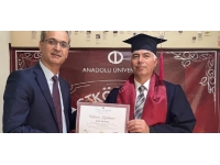 Şehit babası dördüncü üniversite diplomasını aldı