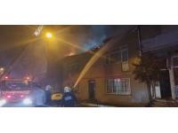 Beyoğlu'nda binanın çatısında çıkan yangın söndürüldü