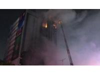 Pakistan’da 16 katlı binada yangın