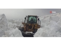 Batman’da açılan yolda kar kütlesi iş makinası boyunu geçti