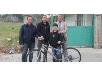 Bisiklet parasını depremzedelere bağışlayan çocuğa bisiklet hediye edildi