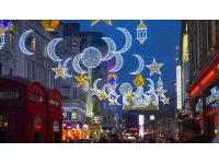 Londra’nın ünlü caddesi ilk kez ramazan dolayısıyla özel olarak aydınlatıldı