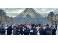 Paris'te emeklilik reformuna tepki: Louvre Müzesi'nin girişleri kapatıldı