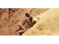 Kongolu madenciler göçükten böyle çıkarıldı