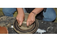 Kadınlar ekmeklerini çamurdan kazanıyor