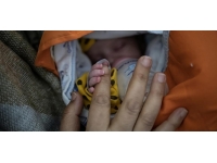 Depremzede bebekler sütannelerini bekliyor