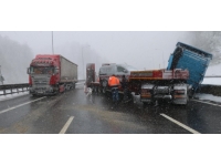 Anadolu Otoyolu'nda kaza yapan tır ulaşımı aksattı