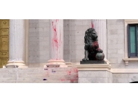 İspanya’da aktivistler meclis binasına kırmızı boya fırlattı