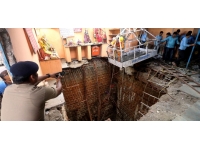 Hindistan'da tapınaktaki kuyuya düşerek ölenlerin sayısı 36 oldu