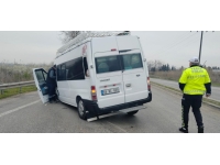 Kırklareli'nde hafif ticari araç ile servis minibüsü çarpıştı: 3 yaralı