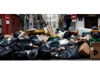 Paris'te çöp toplayıcıları 13 Nisan'da süresiz greve gidecek