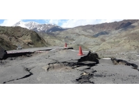 Bingöl’de heyelan: Yarılan yol ulaşıma kapandı