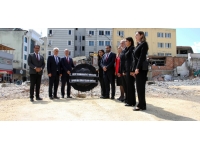 Meclis Komitesi heyeti Adıyaman’da İsias Otel enkazı önüne siyah çelenk bıraktı