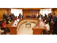 Bakanlık koltuklarına oturan çocuklar çeşitli vaatlerde bulundu